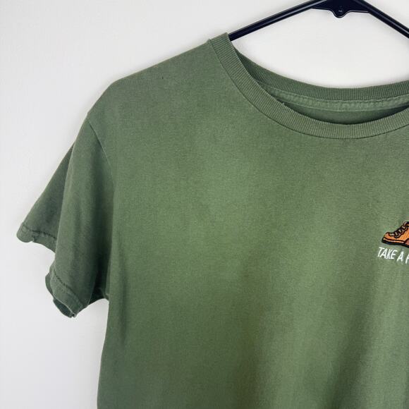Riot Society Crewneck Take A Hike Boots 100% Cotton Hiking Green T-Shirt Medium - Picture 3 of 9